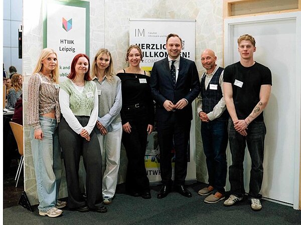 Das HTWK-Buchmesse-Team posieren stolz mit dem sächsischen Landtagspräsidenten Alexander Dierks.
