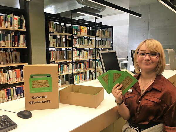 Auslosung der Gewinner durch die Auszubildende Laura Koß