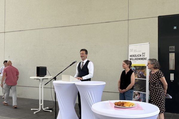 Der Rektor der HTWK begrüßt die Gäste zur Eröffnung der Ausstellungsreihe der Museologie vor der HTWK-Bibliothek. 