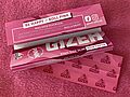 Auf einer pinken Decke liegt eine leuchtend pinke Verpackung der Zigarettenmarke Gizeh. Sie bewirbt das Rauchen mit dem Spruch: "Be happy, roll pink." 