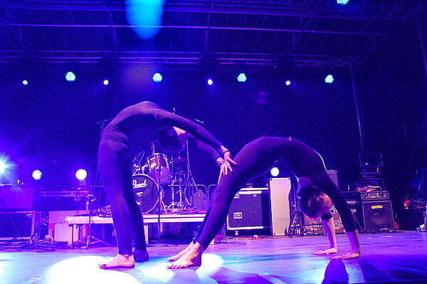 Akrobaten führen ihre Show auf einer großen Bühne vor