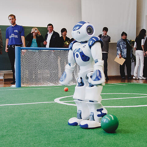 Bild zeigt einen Fußballroboter.