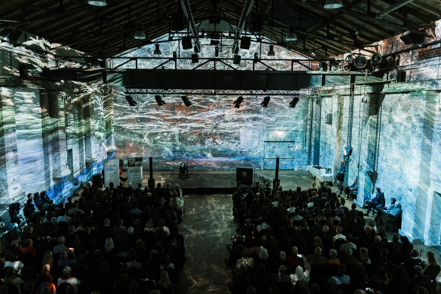 Graduierungsfeier 2025 im Kunstkraftwerk (Foto: Johann Krieg)