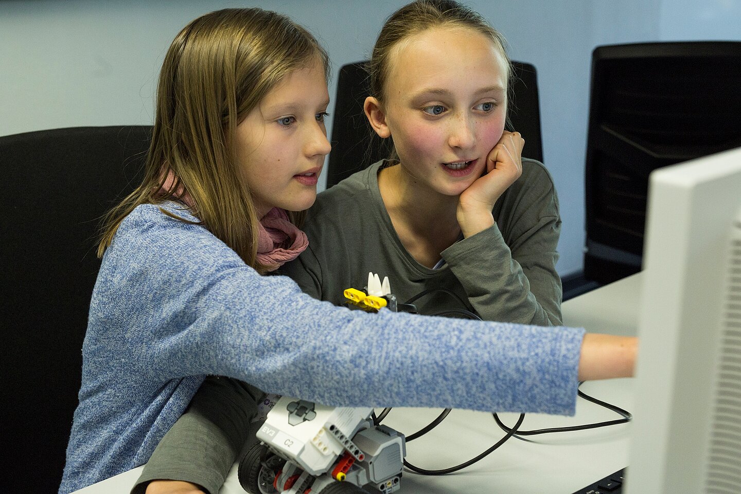 Beim Girls’Day, der ebenfalls am 26.4. stattfand, konnten Marie, Julia (Foto, v.l.) und weitere Schüler und Schülerinnen „Roberta“ in einem Robotik-Schnupperkurs an der HTWK Leipzig schon einmal ausprobieren. (Foto: Lara Müller/HTWK Leipzig)