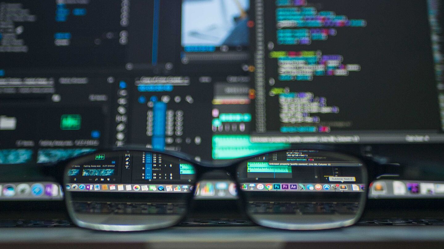 Digitalisierung Nahansicht eines Computerarbeitsplatzes