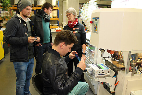 Studenten arbeiten an einer Maschine