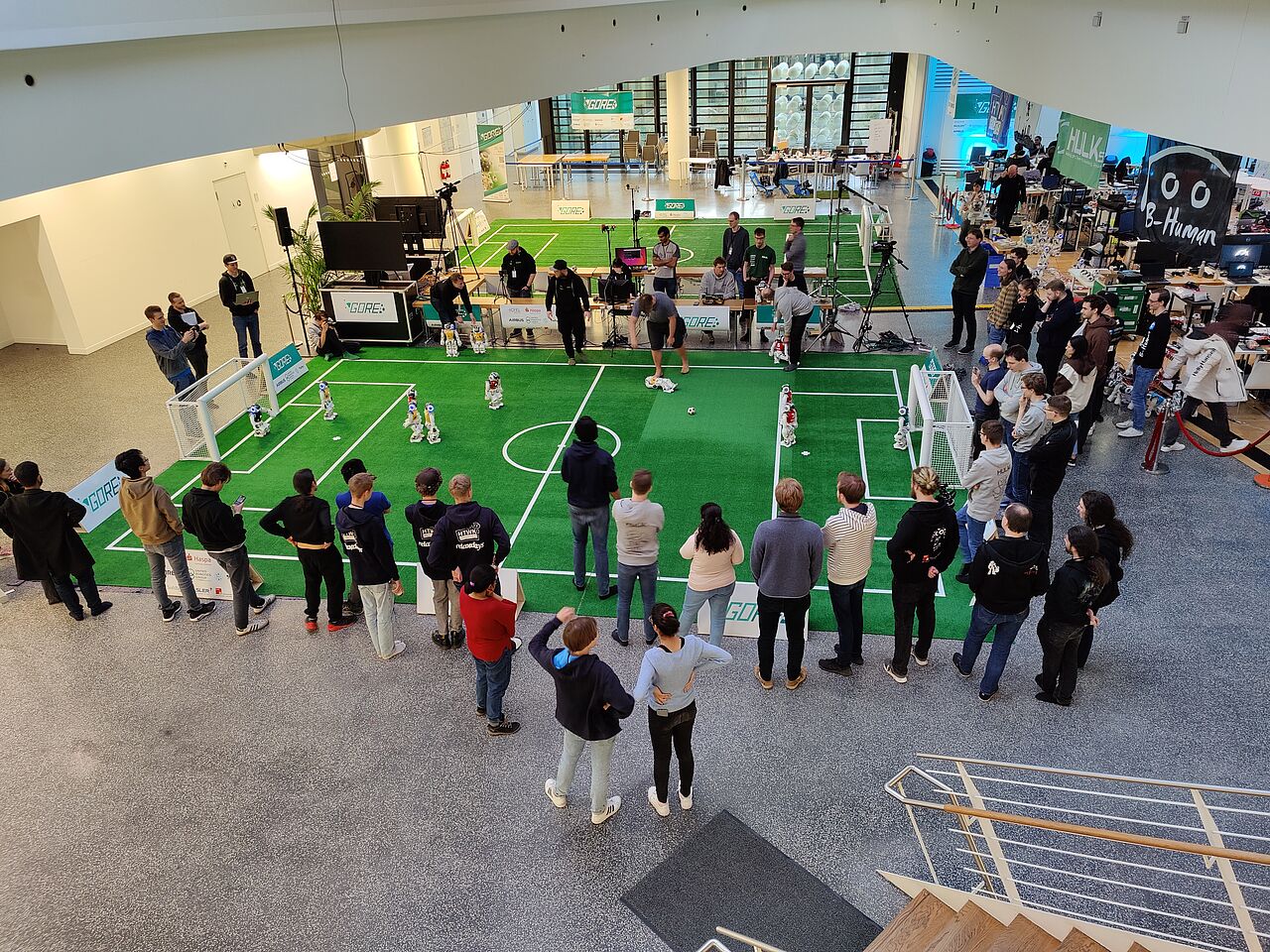 Indoor-Fußballturnier mit Robotern