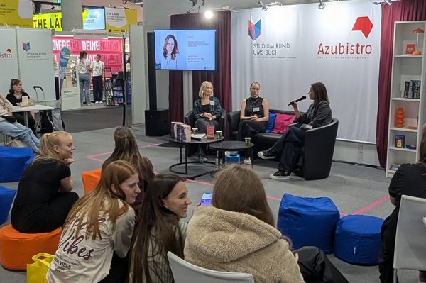 Eine große Zuschauermenge lauscht gespannt der Lesung von Kristina Moninger. Organisiert und moderiert wurde die Veranstaltung auf der Frankfurter Buchmesse von Studentinnen der HTWK Leipzig