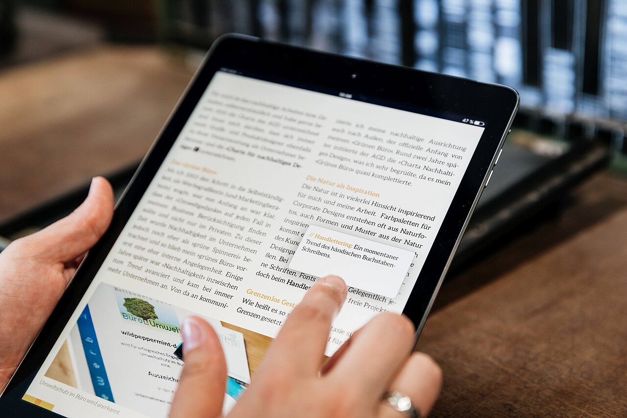 Bild eines iPads mit einem Artikel des Typografiemagazins