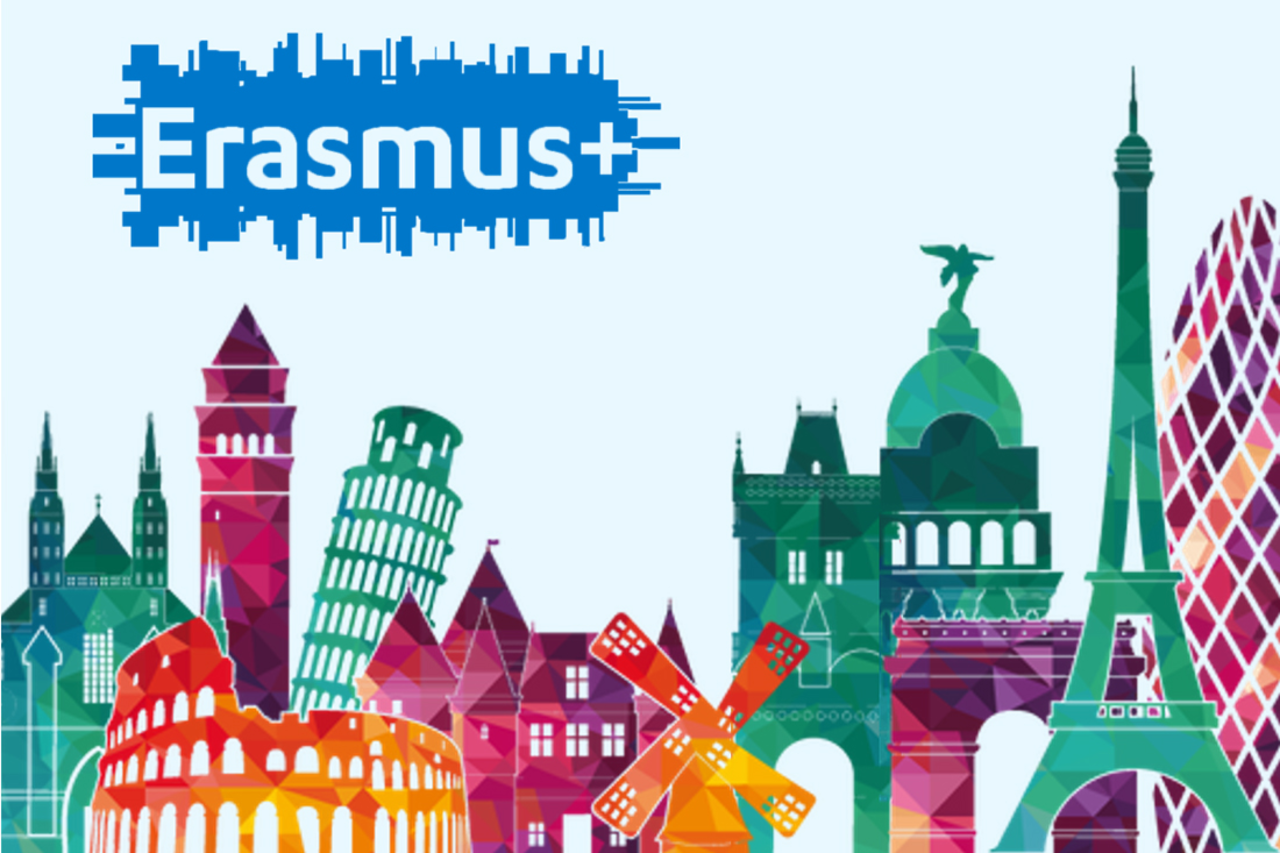 Logo des Erasmus+ mit verschiedenen Sehenwürdigkeit ganz Europas in bunten Farben