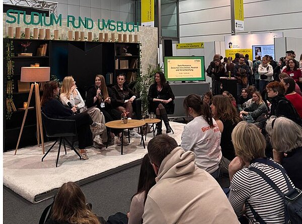 Das Bühnenprogramm zum Thema "Dark Romance" sorgt für großes Publikumsinteresse