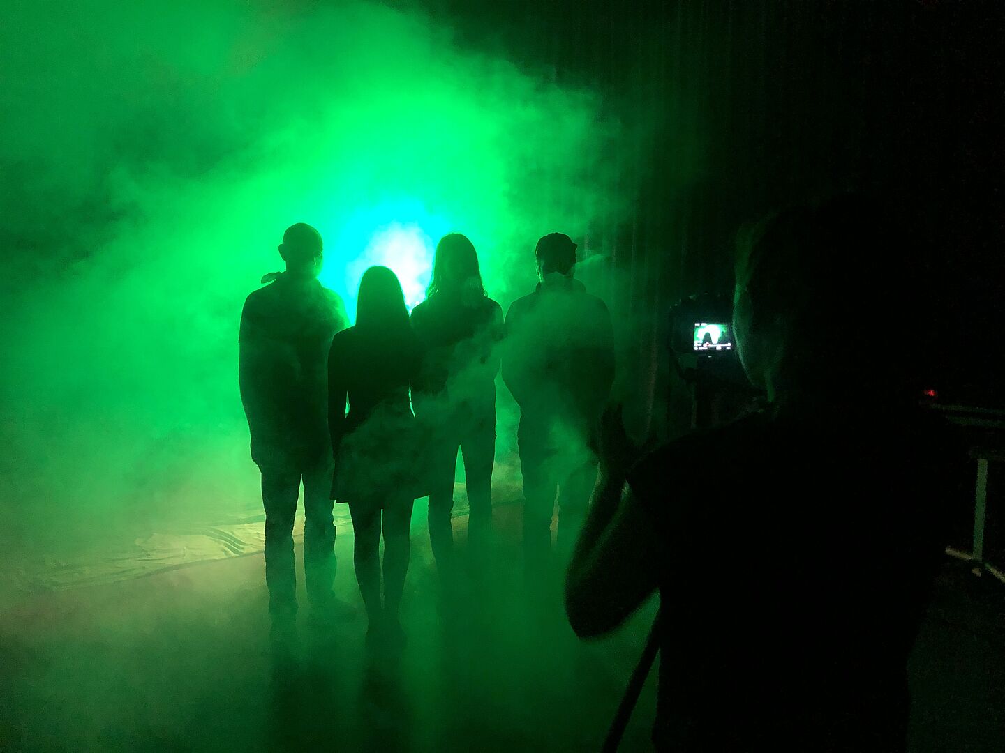 Dreharbeiten für den Trailer im HTWK-Studio. (Foto: HTWK Leipzig) Menschen in grünem Nebel - Dreharbeiten im HTWK-Studio. (Foto: HTWK Leipzig)