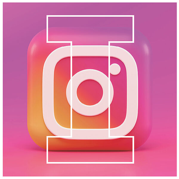 Logo der Plattform Instagram, eine stilisierte Kamera in Form eines Quadrats mit Kreis in der Mitte und Punkt auf 2 Uhr. Über dem Logo ist in weißer Schrift der Buchstabe "I" zu erkennen.