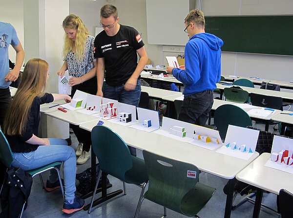 Rückblick Ferienhochschule Zur Vorstellung des Studienganges Architektur durften die SchülerInnen ihre Kreativität unter Beweis stellen und Pop-Up-Karten entwerfen.
