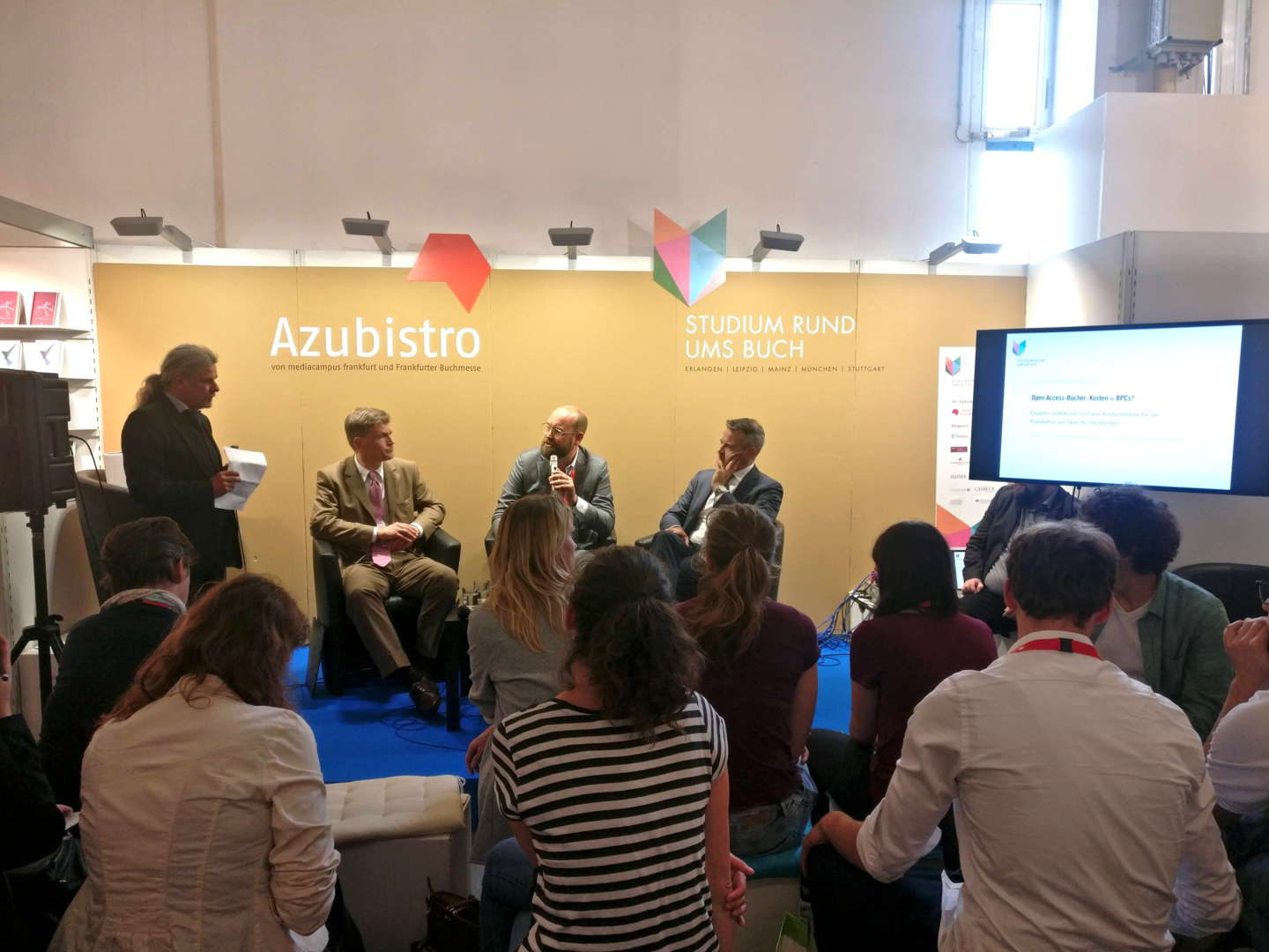 Podiumsdiskussion zum Thema Open Access auf der Frankfurter Buchmesse 2018 (Foto: Antonia Schrader/OA-HVerlag/HTWK Leipzig) Das Panel, moderiert von Prof. Michael Reiche, HTWK Leipzig, bestehend aus Prof. Alexander Grossmann, Dr. Sven Fund und Eric Merkel-Sobotta (v. l. n. r.) diskutiert zum Thema „Open Access Monografie - Kosten = BPCs“ am Stand „Studium rund ums Buch“ in Halle 4.1 der Frankfurter Buchmesse.
