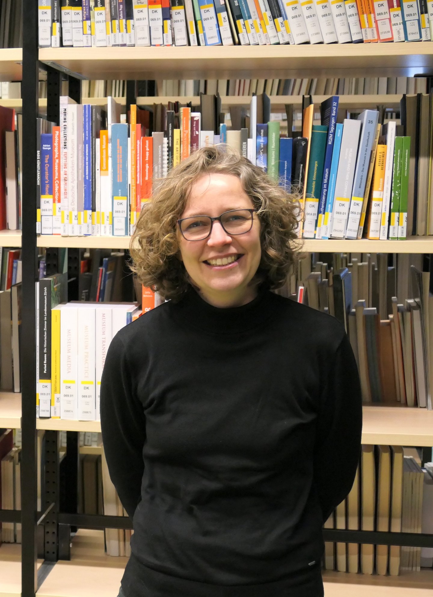 Frau Professorin Klemstein vor einem Bücherregal in der HTWK-Bibliothek 