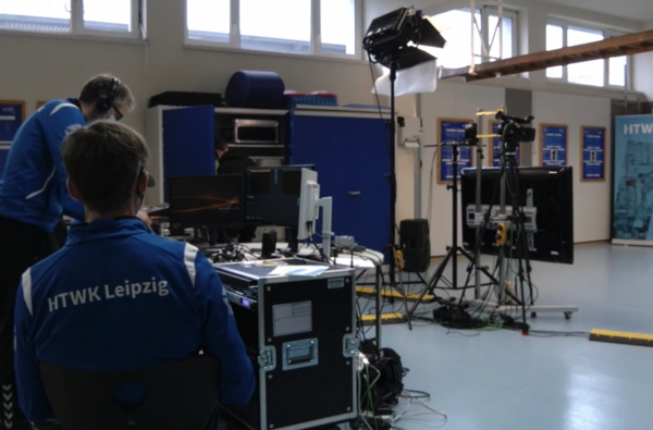 Zwei Personen mit Filmequipment