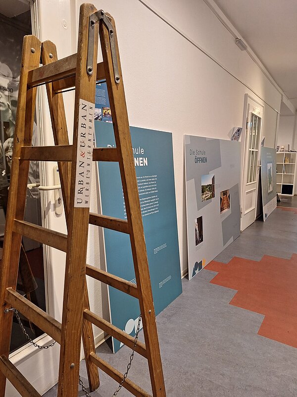 Ausstellungsaufbau (Foto: HTWK Leipzig) Leiter steht in einem Museumsgang