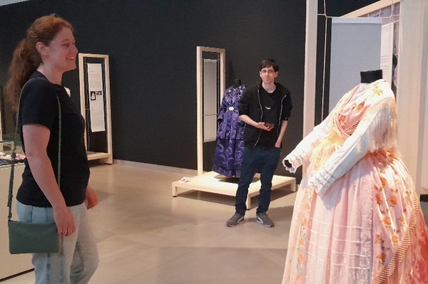 Studierende bestaunen die imposanten AUsstellungsstücke der Ausstellung "Schwere Stoffe".