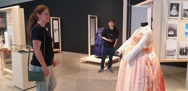 Studierende bestaunen die imposanten AUsstellungsstücke der Ausstellung "Schwere Stoffe".