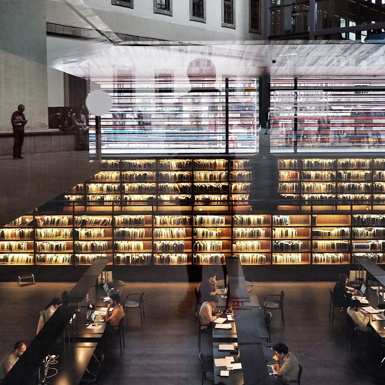 Bild einer modernen Bibliothek von innen