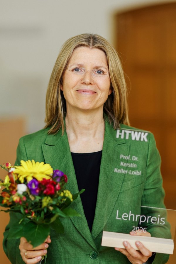 Professorin Kerstin Keller-Loibl (Foto: Anne Schwerin) Professorin Keller-Loibl schaut sichtlich begeistert und zufrieden in die Kamera und präsentiert stolz ihre Trophäe.