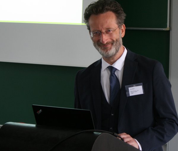 Rektor Jean-Alexander Müller bei der Eröffnung der Tagung „Neue digitale Öffentlichkeiten“ an der HTWK Leipzig 2025 (Foto: Katrin Haase, HTWK)