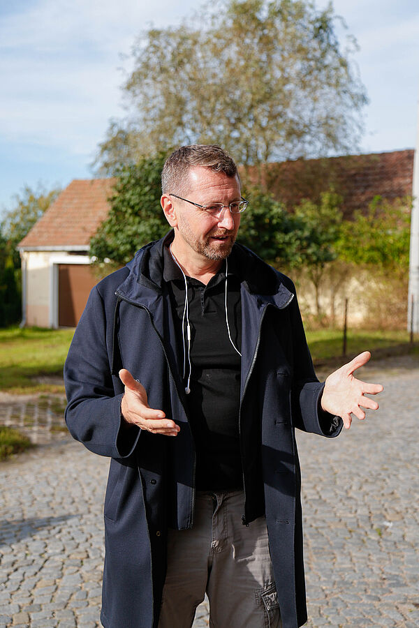 Tilo Sahlbach beim Sprechen und Gestikulieren