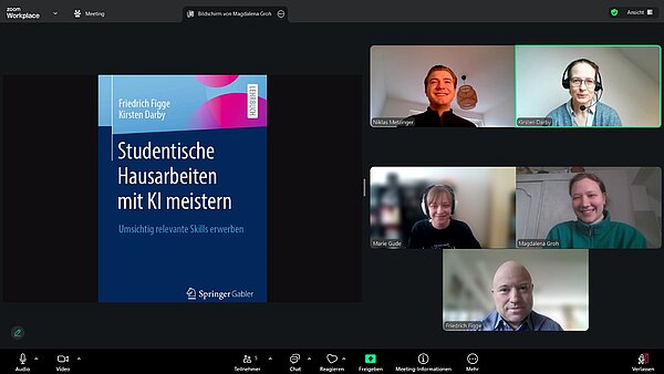 In einer Videokonferenz bestaunt das Projektteam das Buchcover.