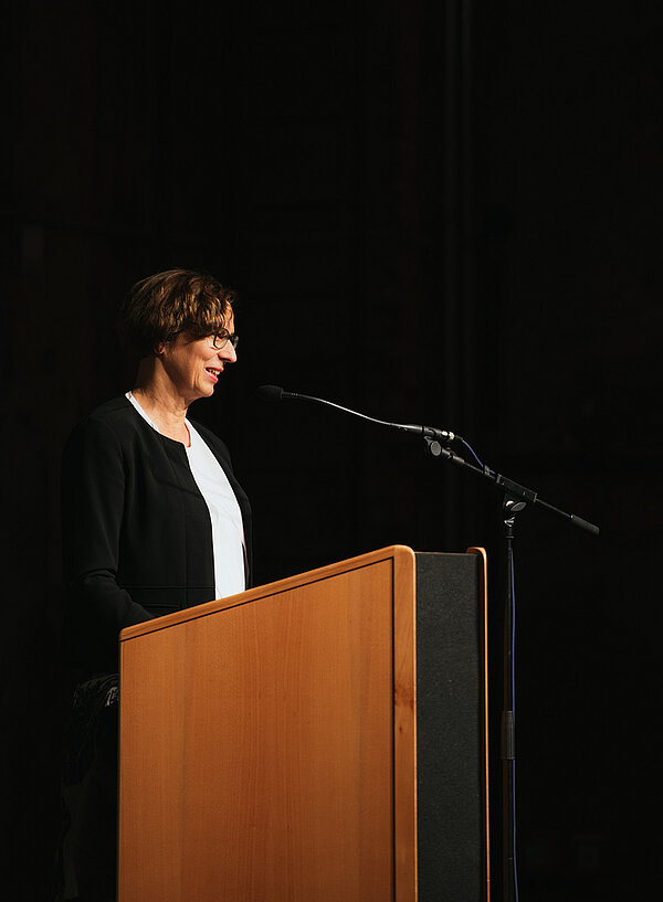 Rektorin Prof. Gesine Grande spricht am Rednerpult