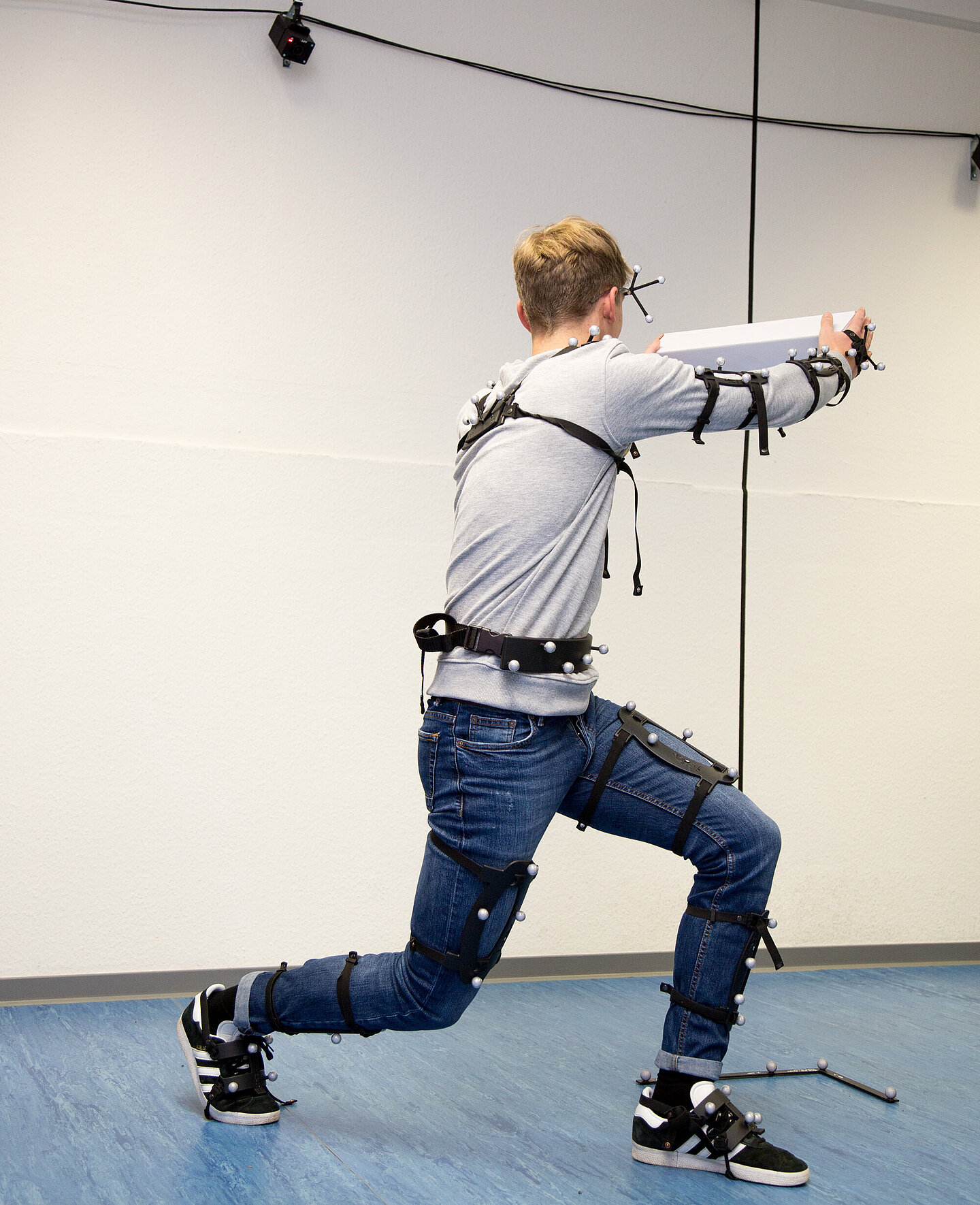 Bewegungstracking Angelernt wird die Software mit speziellen 3D-Videos einer sich bewegenden Person, die an ihrem Körper reflektierende Trackingkugeln trägt