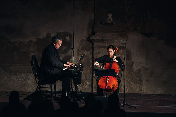 Pianist und Cellistin spielen auf einer Bühne