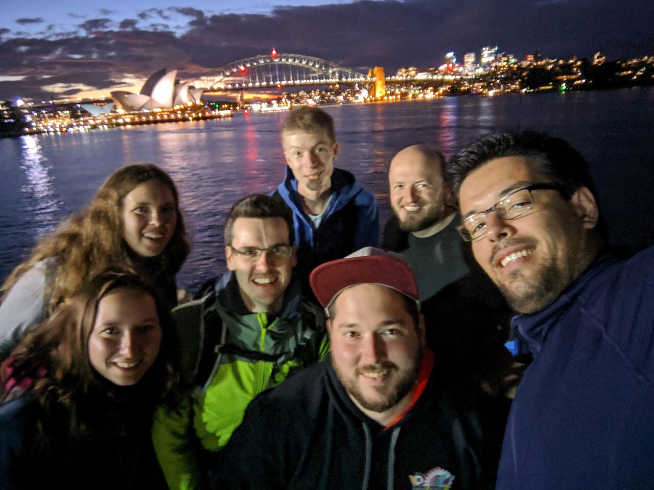 Das Nao-Team down under, vor der nächtlichen Skyline von Sydney. (Foto: Nao-Team HTWK)