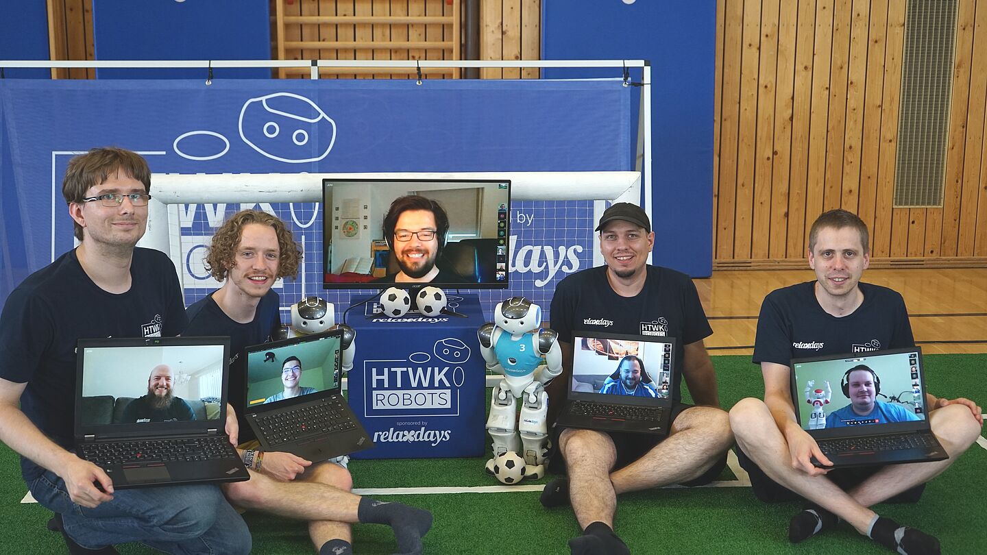 Teammitglieder (in Präsenz, v.l.n.r.): Tobias Jagla, Felix Loos, Stephan Bischoff und Jörg Schließer. Auf den Monitoren (v.l.n.r.): Teamchef Rico Tilgner, Erik Behrendt, Tobias Kalbitz (großer Monitor in der Mitte), Florian Mewes, Stefan Seering. (Fot
