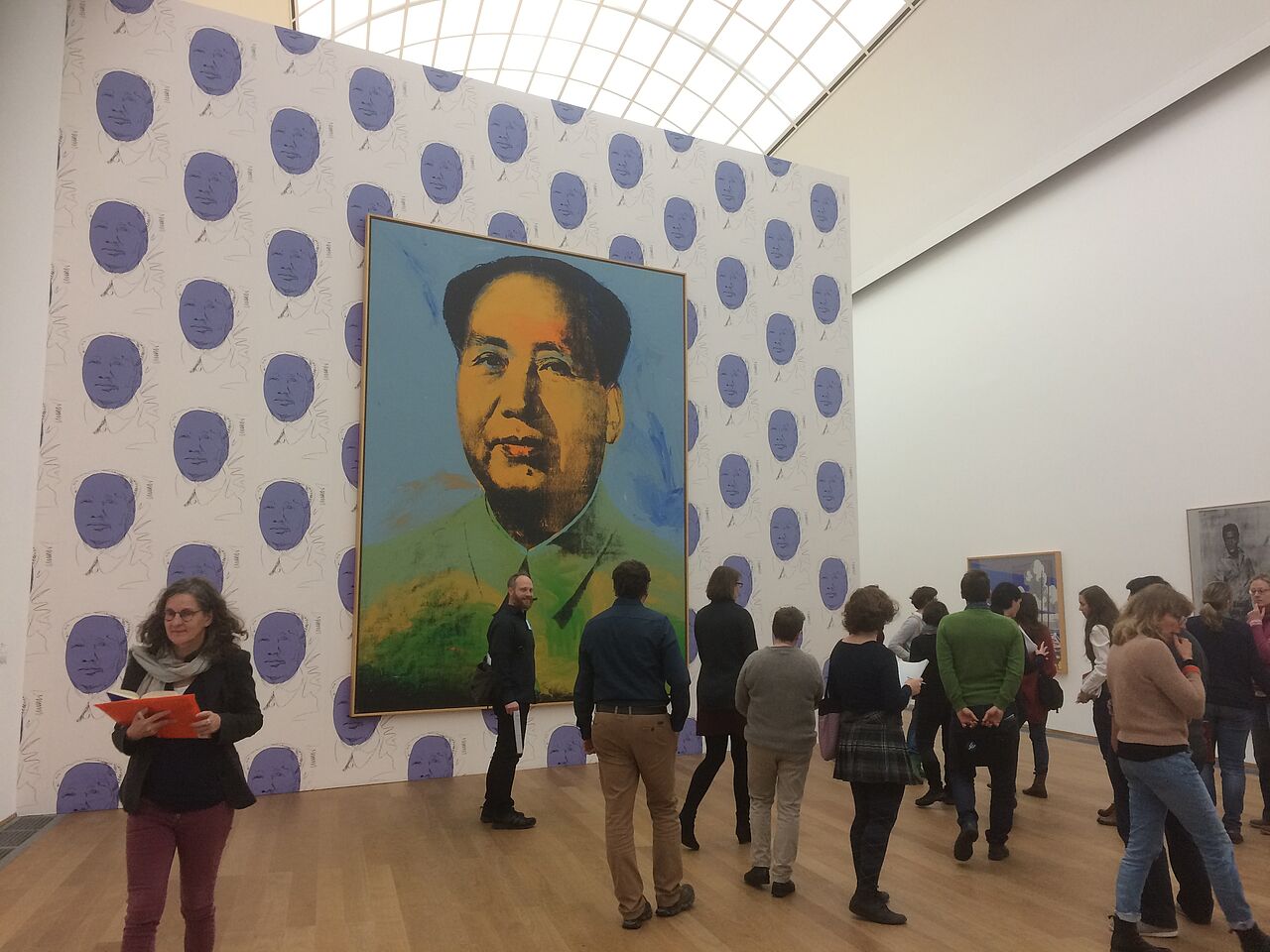 Blick in einen großen Ausstellungsraum, in dem ein Bild von Mao Tse Tung ausgestellt ist.