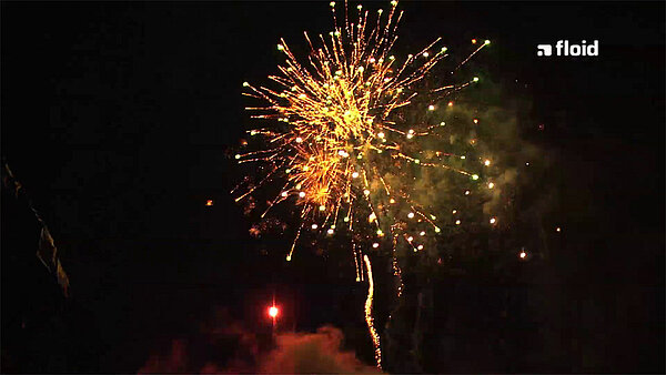 Bild aus dem Video von dem Floid Aftermovie mit einem Feuerwerkskörper im Nachthimmel