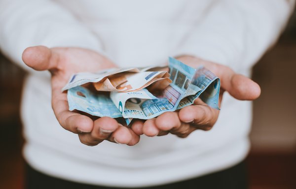 Geldscheine in einer Hand (unsplash) Infoveranstaltung Auslands-BAföG