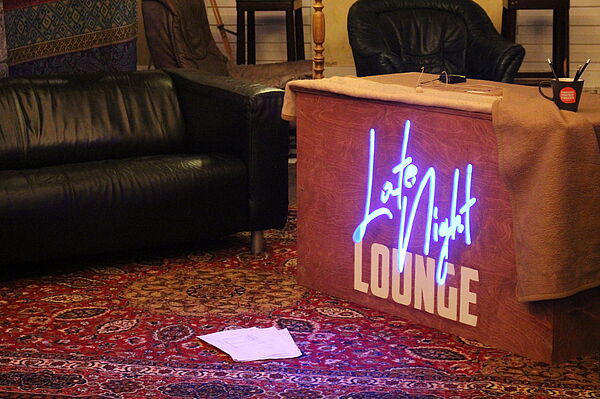 Die Kulisse der Late Night Lounge: zu sehen sind das Sofa und der Tisch der Moderatorin