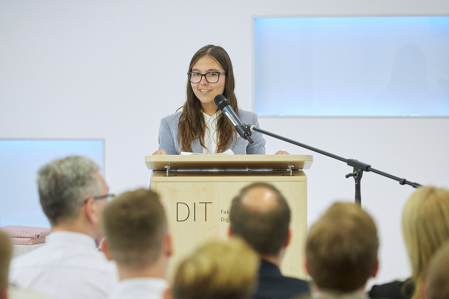 Justyna Daniel Justyna Daniel hält Grußwort am Rednerpult