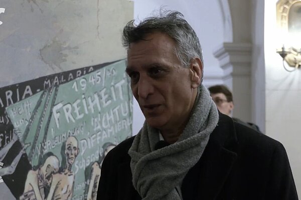 Gjulner Sejdi spricht in die Kamera. 