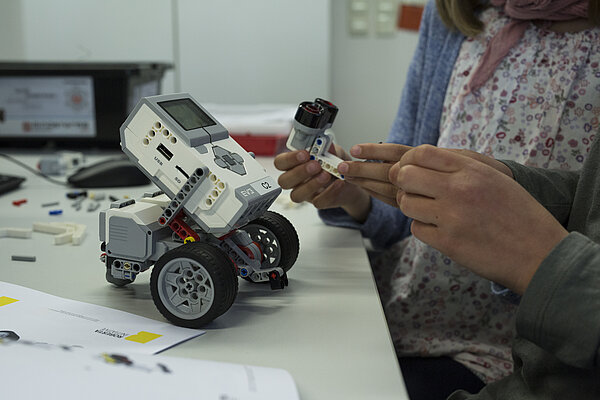 Schüler und Schülerinnen bei der Ferienhochschule Während der Ferienhochschule wird im Projekt Roberta - der Lego Roboter als Bausatz von Schülerinnen und Schülern gebaut & programmiert