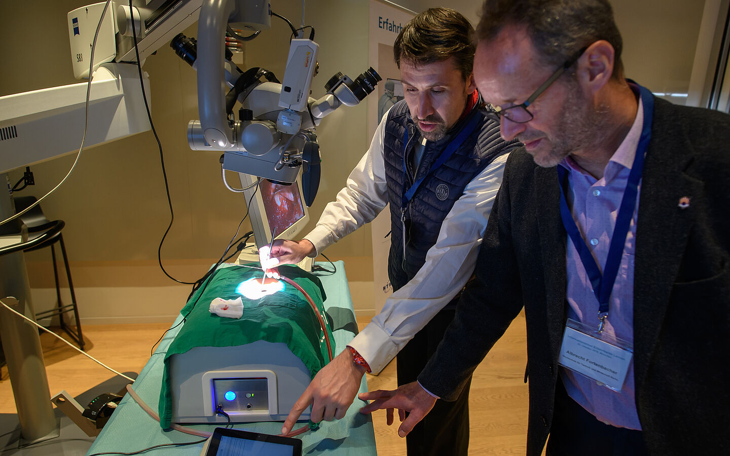 Wissenschaftler der HTWK Leipzig zeigen ein Lernsystem, das Ärzte vom Medizinstudium über die gesamte Facharztausbildung begleiten soll. (Foto: Jörg Koch) Wissenschaftler der HTWK Leipzig zeigen ein Lernsystem, das Ärzte vom Medizinstudium über die gesamte Facharztausbildung begleiten soll. (Foto: Jörg Koch)