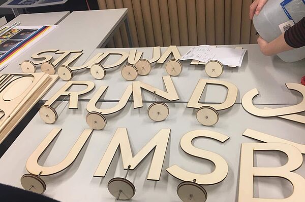Der Gemeinschaftsstand „Studium rund ums Buch“ (hier noch in Vorbereitung) weist studieninteressierten Buchfans Wege zum passenden Studiengang. (Foto: Ecaterina Sporis/HTWK Leipzig)