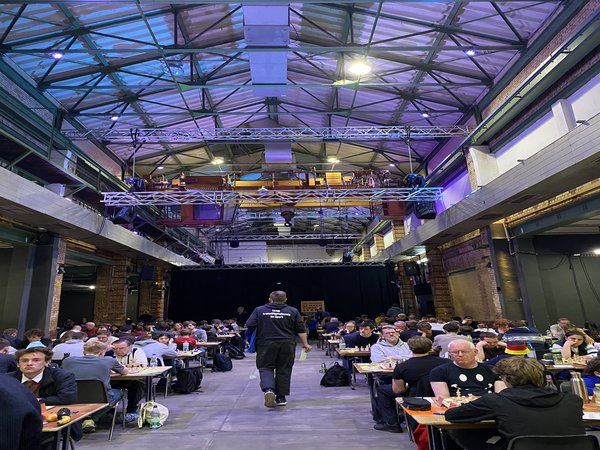 An allen Tischen im Werk 2 wird Schach gespielt (Foto: Noa Kirchen) An allen Tischen im Werk 2 wird Schach gespielt