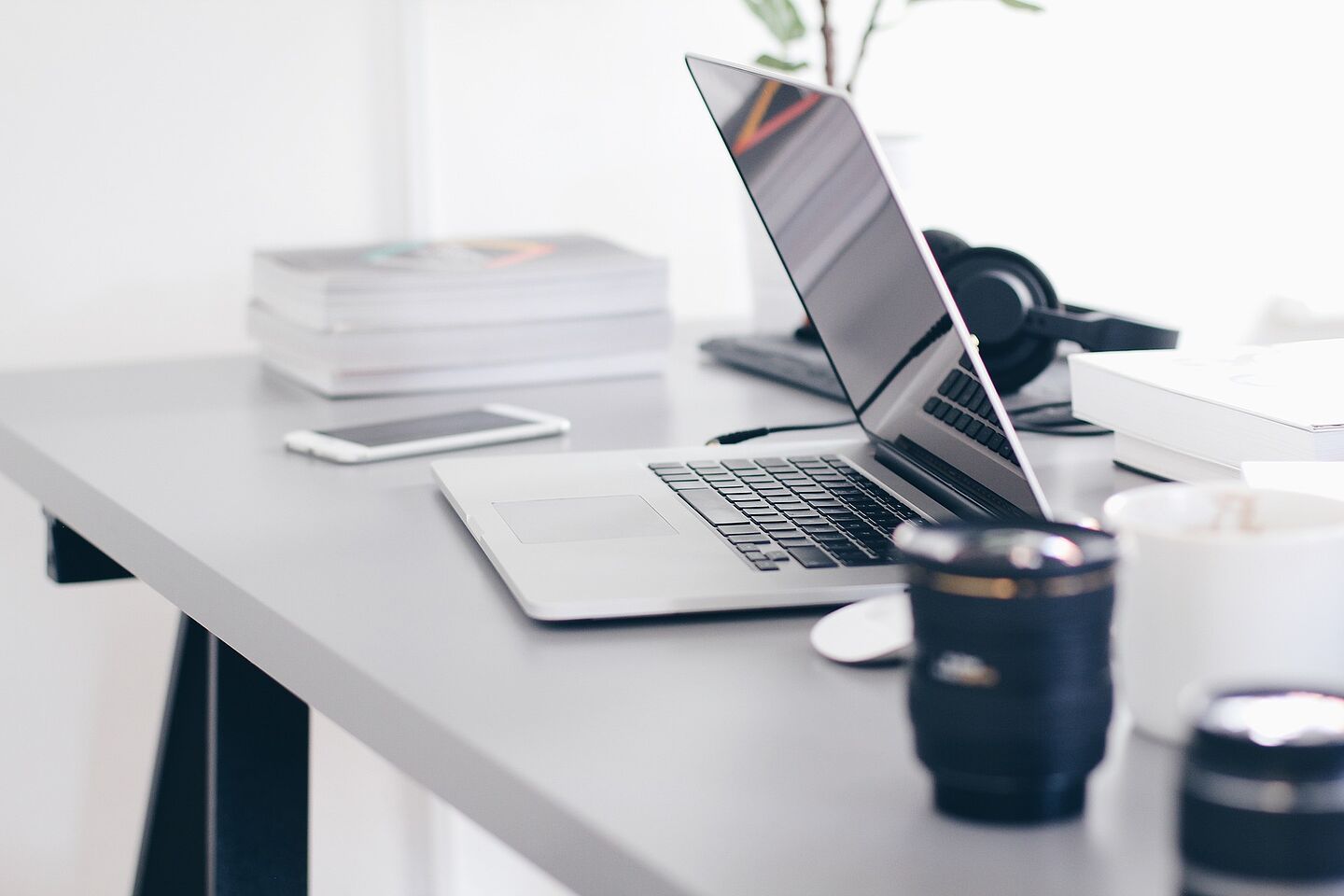 Bürotisch mit Laptop und Arbeitsutensilien