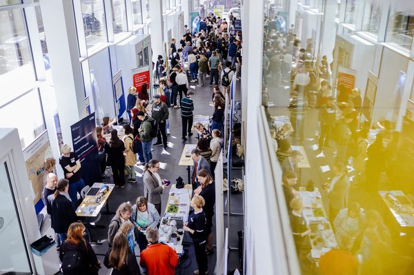 Blick ins Foyer des Nieper-Baus mit Infoständen (Hochschulinfotag 2025; Foto: Anne Schwerin/HTWK Leipzig)
