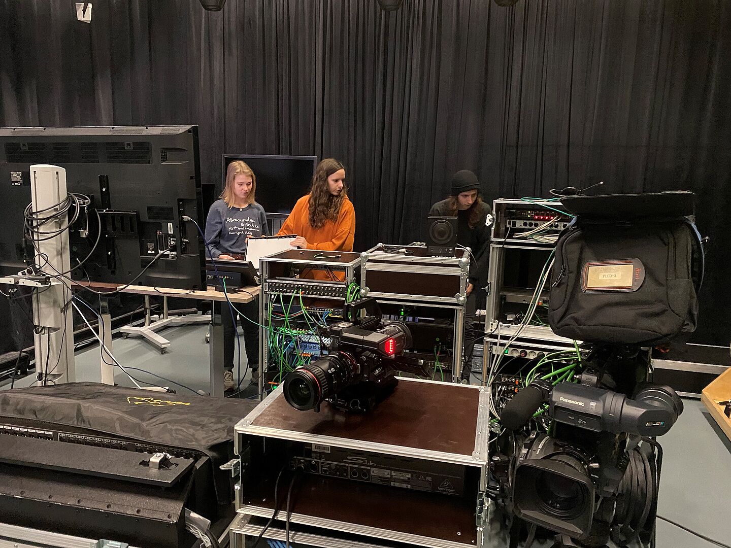 Vorbereitungen zur Show. (Foto: HTWK Leipzig) Personen arbeiten auf einer Bühne mit Technik. (Foto: HTWK Leipzig)