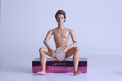 Eine nackter Ken posiert für ein Foto