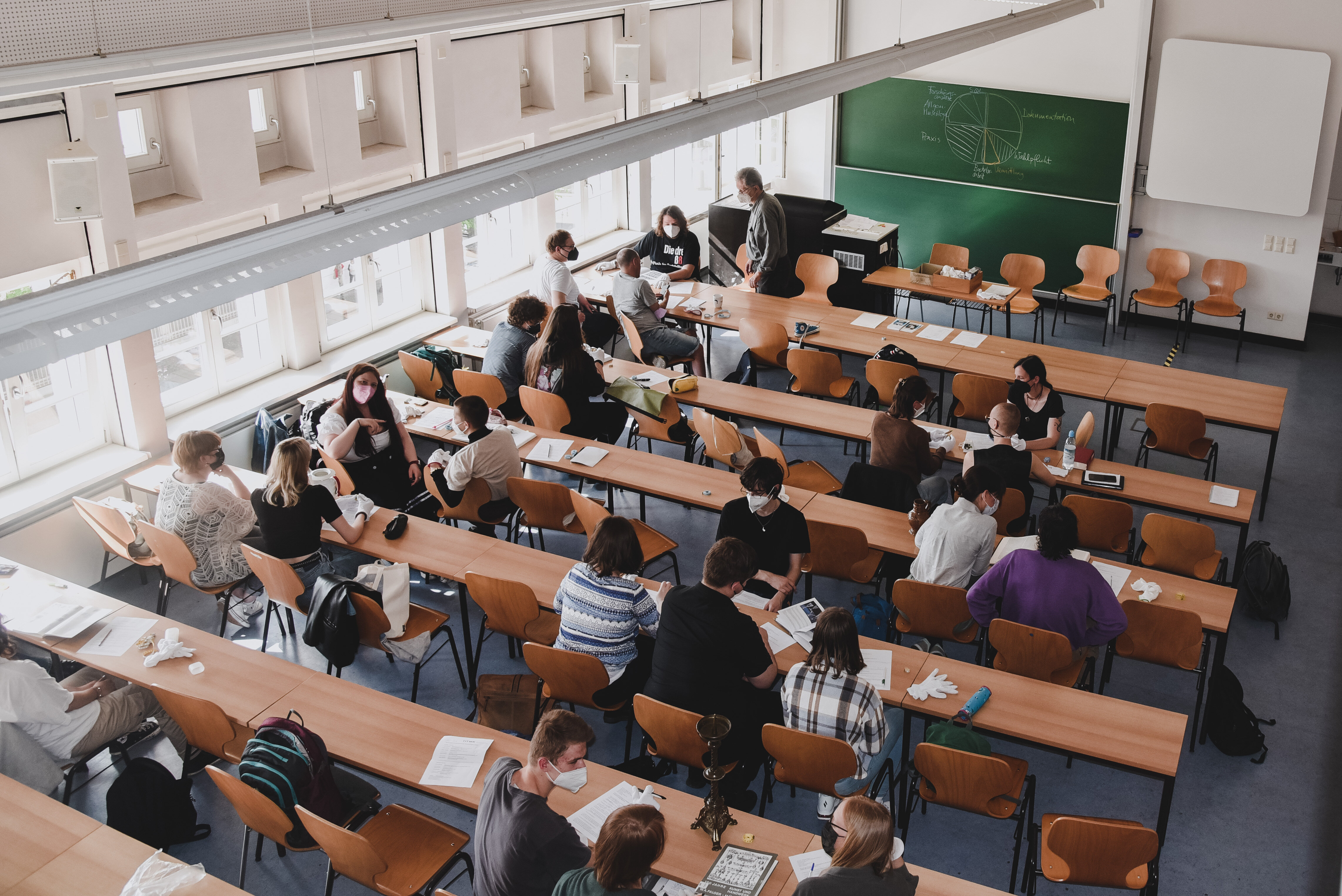 Studierende sitzen in einem Hörsaal in der HTWK