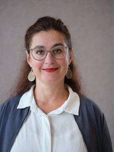 Farbfotografie einer lächelnden Professorin